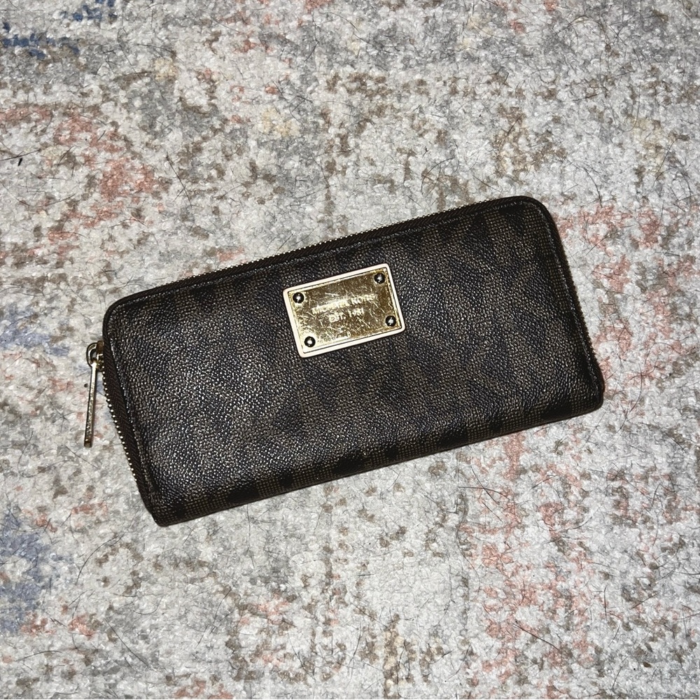 Michael Kors Monagram Brown Zipper Wallet